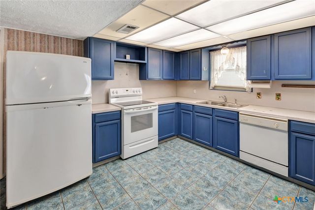 925 Eden Roc Street, Victoria, TX 77904
