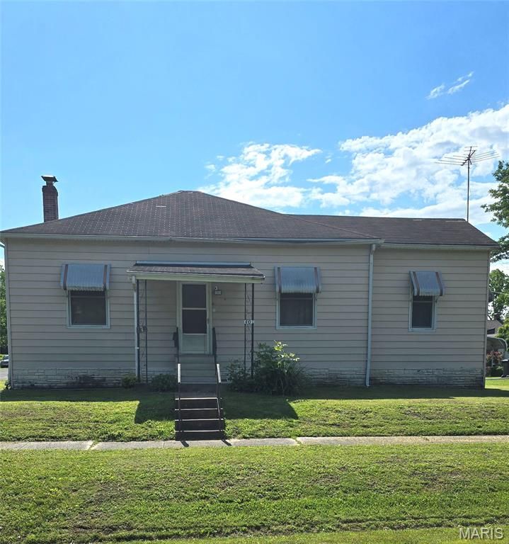 401 S Van Buren Street, New Athens, IL 62264