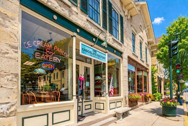 1239 Canary LANE, Grafton, WI 53024