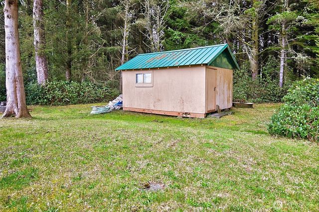 39 Oyehut Road, Hoquiam, WA 98550