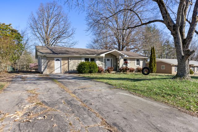 1612 Whippoorwill Dr, Lawrenceburg, TN 38464