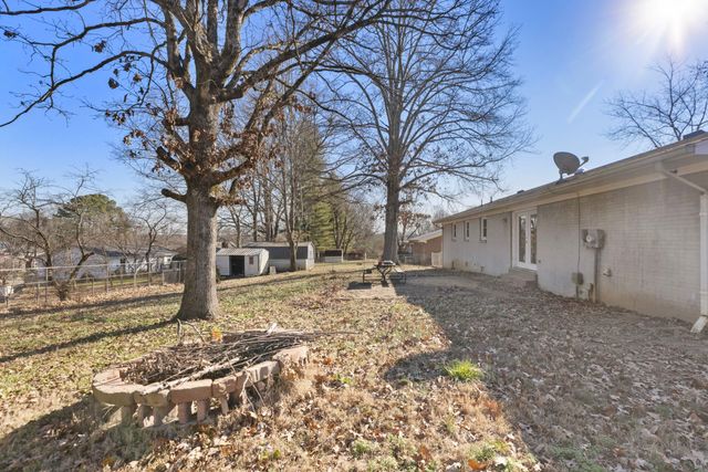 1612 Whippoorwill Dr, Lawrenceburg, TN 38464