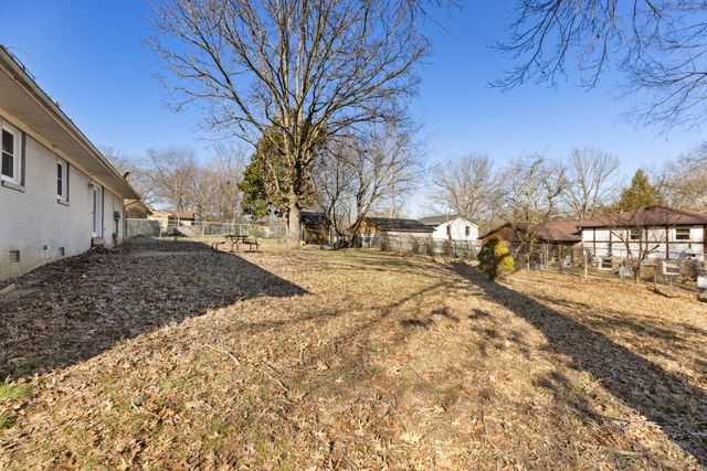 1612 Whippoorwill Dr, Lawrenceburg, TN 38464