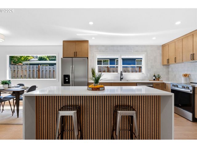 3704 Se RAYMOND St, Portland, OR 97202