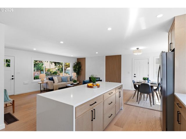 3704 Se RAYMOND St, Portland, OR 97202