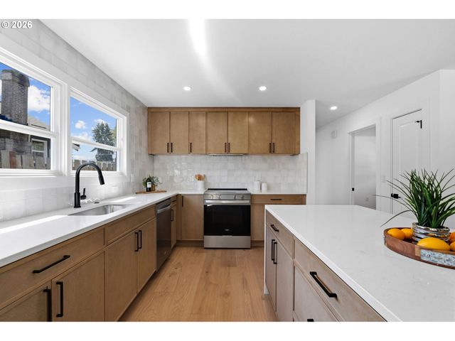 3704 Se RAYMOND St, Portland, OR 97202