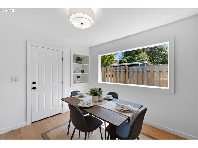 3704 Se RAYMOND St, Portland, OR 97202