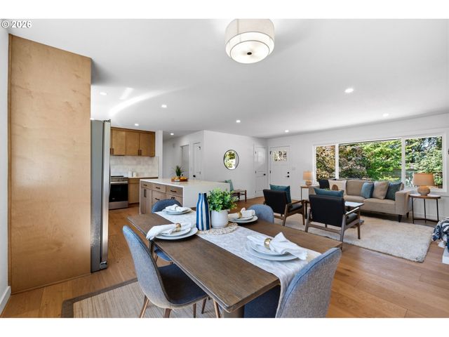 3704 Se RAYMOND St, Portland, OR 97202