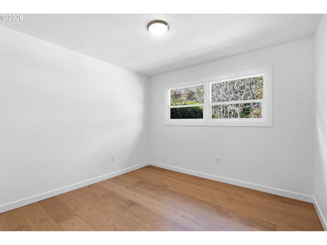 3704 Se RAYMOND St, Portland, OR 97202