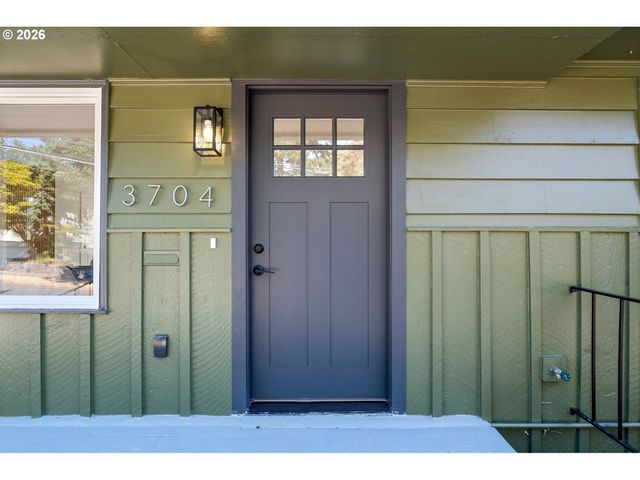 3704 Se RAYMOND St, Portland, OR 97202