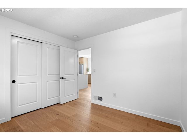 3704 Se RAYMOND St, Portland, OR 97202