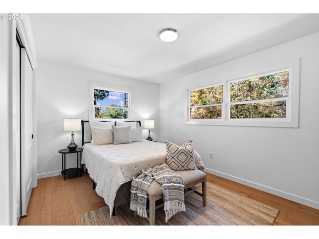 3704 Se RAYMOND St, Portland, OR 97202