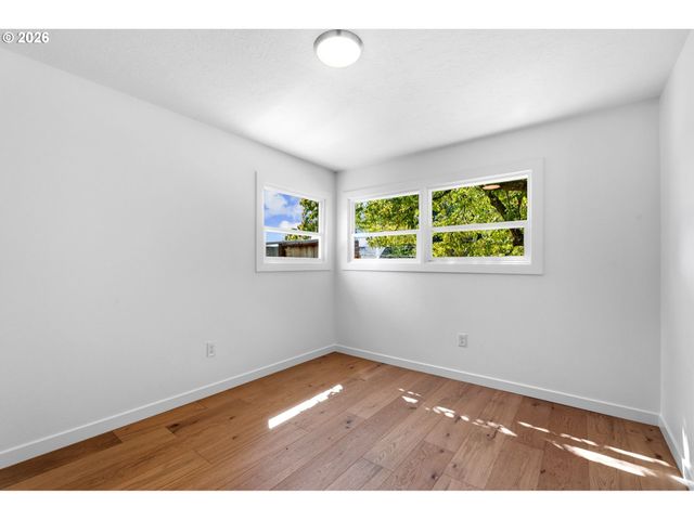 3704 Se RAYMOND St, Portland, OR 97202