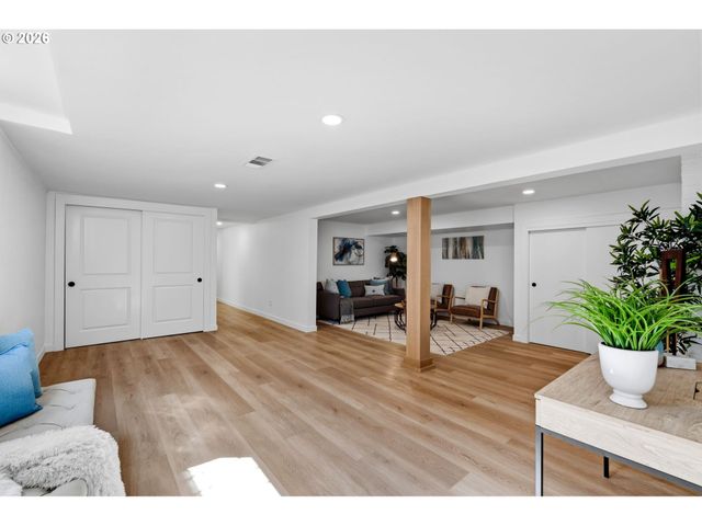 3704 Se RAYMOND St, Portland, OR 97202