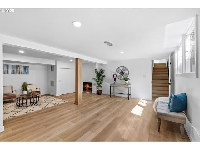 3704 Se RAYMOND St, Portland, OR 97202