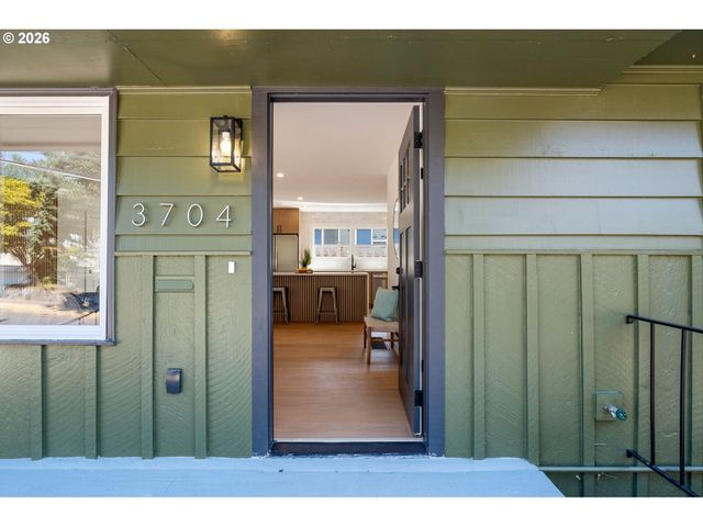 3704 Se RAYMOND St, Portland, OR 97202