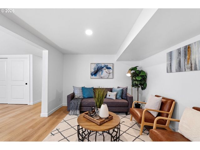 3704 Se RAYMOND St, Portland, OR 97202