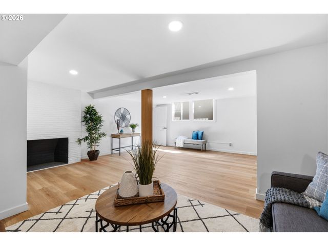 3704 Se RAYMOND St, Portland, OR 97202