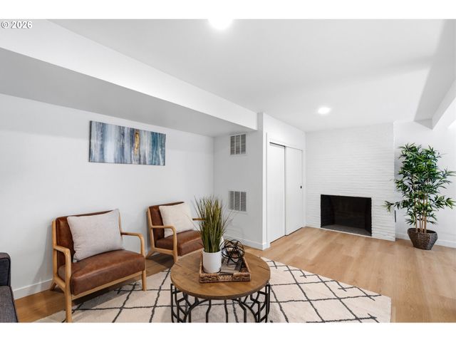 3704 Se RAYMOND St, Portland, OR 97202