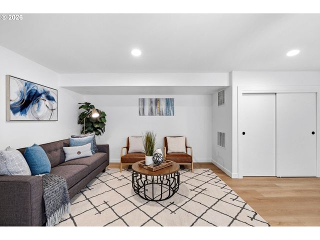 3704 Se RAYMOND St, Portland, OR 97202