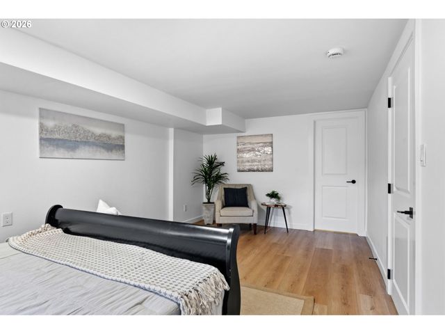 3704 Se RAYMOND St, Portland, OR 97202