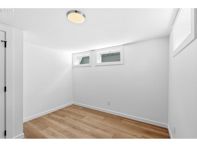 3704 Se RAYMOND St, Portland, OR 97202