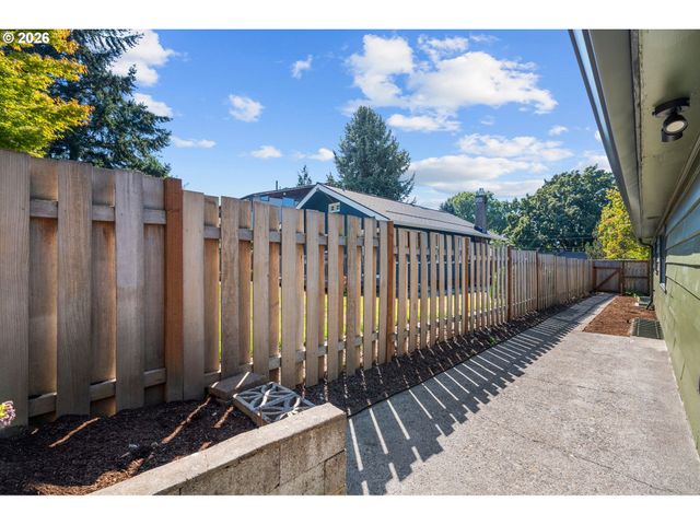 3704 Se RAYMOND St, Portland, OR 97202