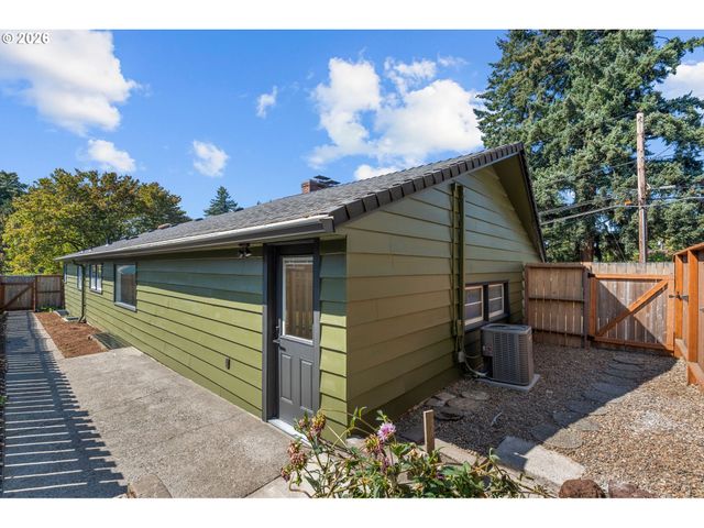 3704 Se RAYMOND St, Portland, OR 97202