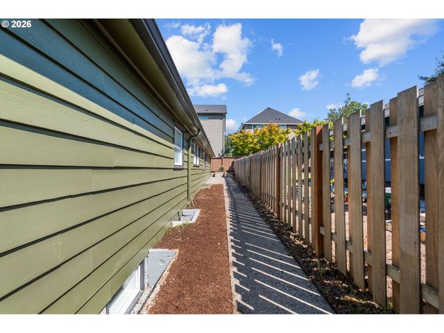 3704 Se RAYMOND St, Portland, OR 97202
