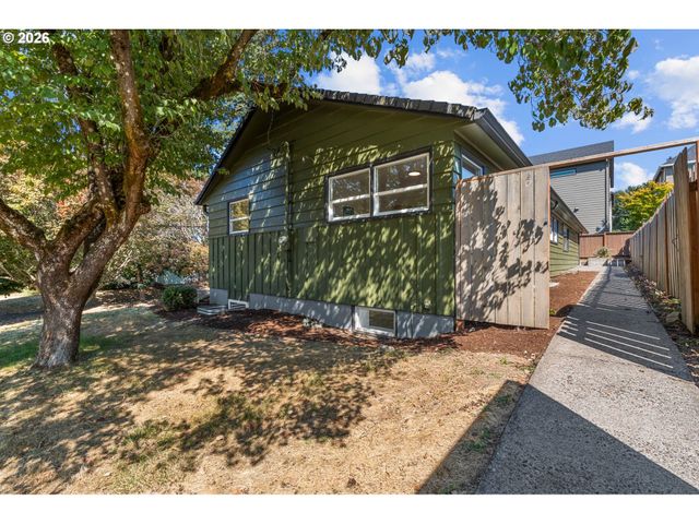 3704 Se RAYMOND St, Portland, OR 97202