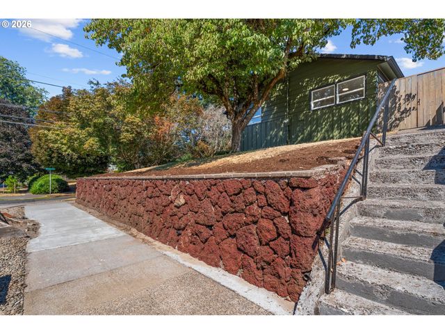 3704 Se RAYMOND St, Portland, OR 97202