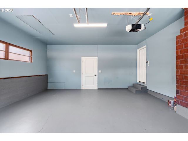 3704 Se RAYMOND St, Portland, OR 97202