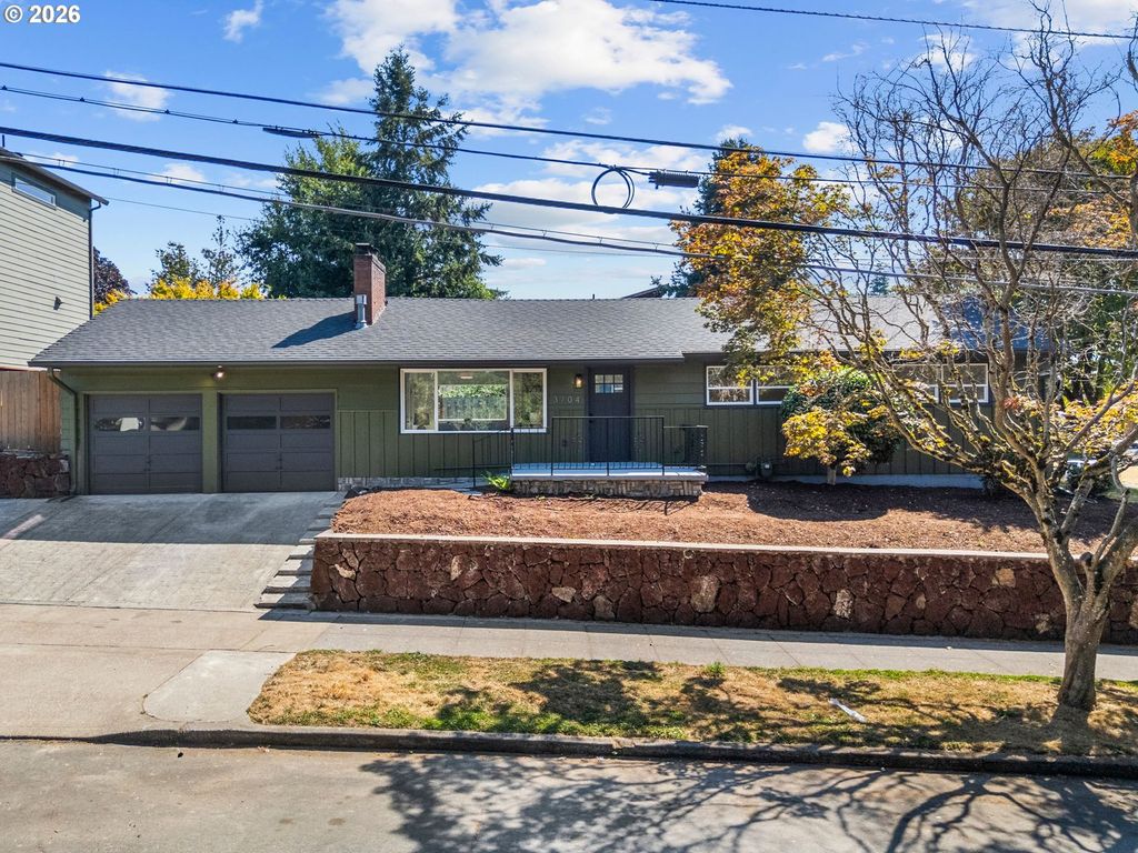3704 Se RAYMOND St, Portland, OR 97202
