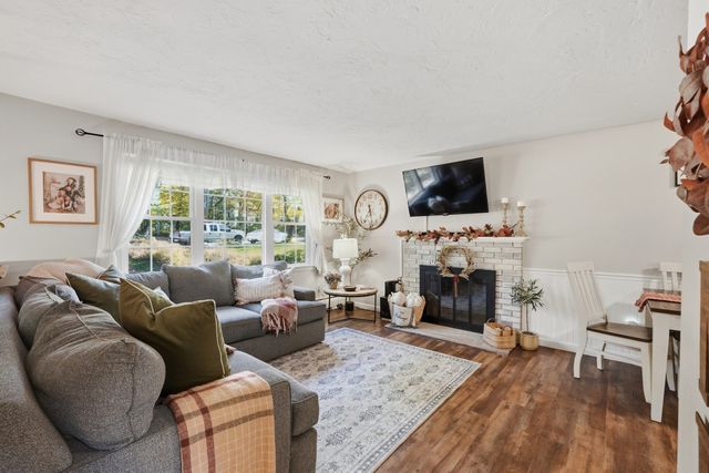 20 Pierce Rd, Sutton, MA 01590