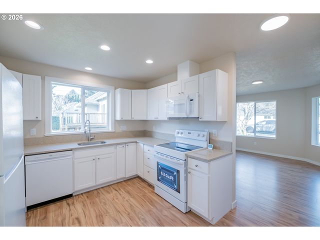 3392 Sunnyview Rd Ne, Salem, OR 97301