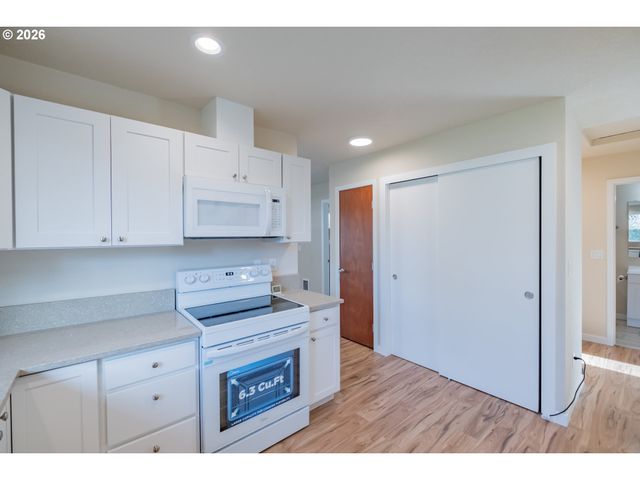 3392 Sunnyview Rd Ne, Salem, OR 97301