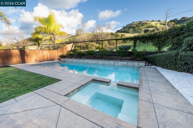 5408 Oakstone Ct, Concord, CA 94521