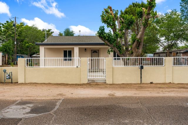 2431 Mervosh Avenue SW, Albuquerque, NM 87105