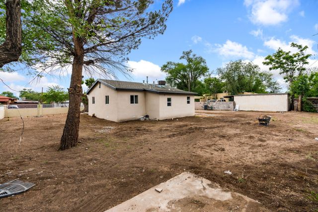 2431 Mervosh Avenue SW, Albuquerque, NM 87105