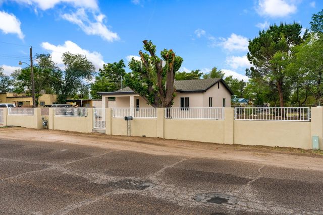 2431 Mervosh Avenue SW, Albuquerque, NM 87105