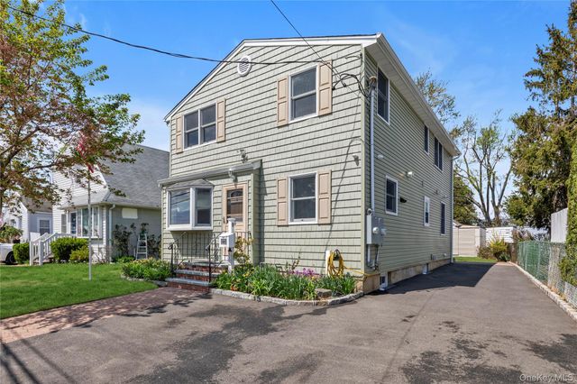 115 Broadmoor Lane, Westbury, NY 11590