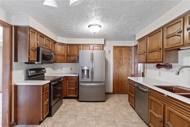 2410 Tanglewood Drive NE, Massillon, OH 44646