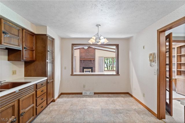 2410 Tanglewood Drive NE, Massillon, OH 44646