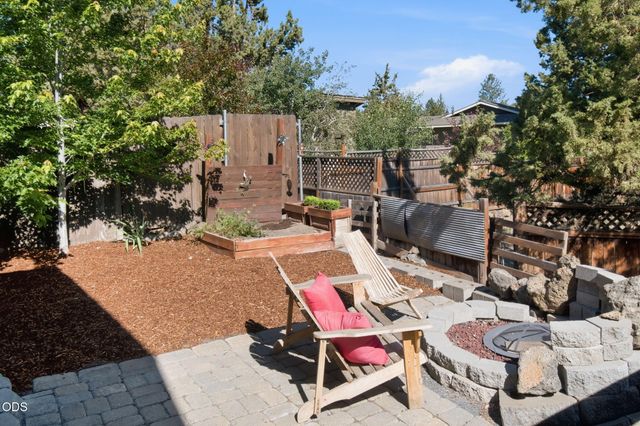 21370 NE Pecoraro Loop, Bend, OR 97701