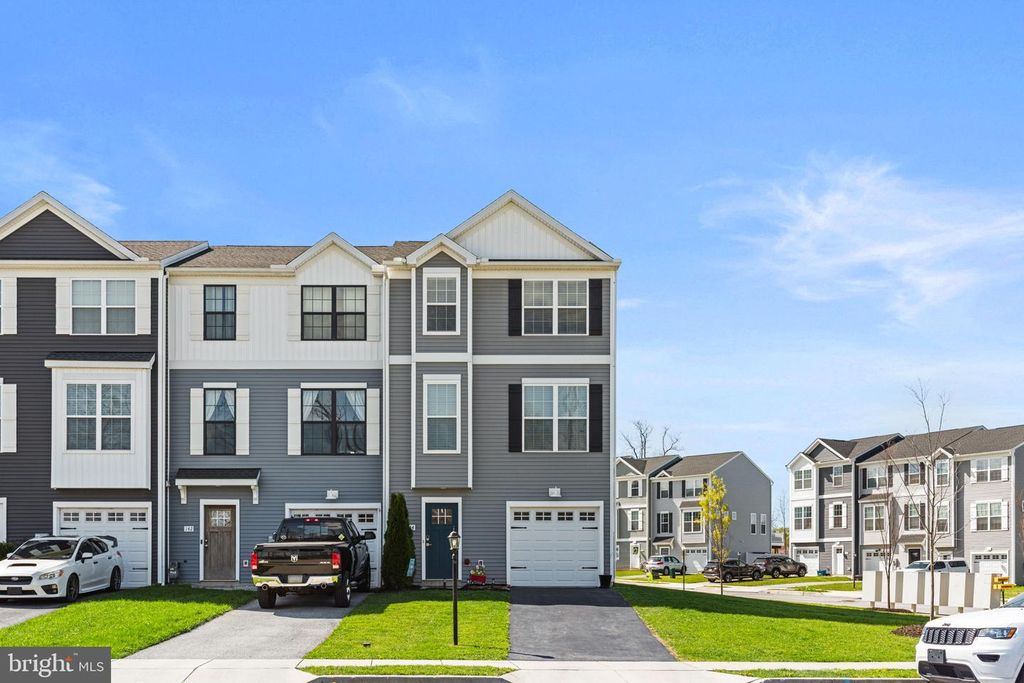 144 OVERLOOK DR, Hanover, PA 17331