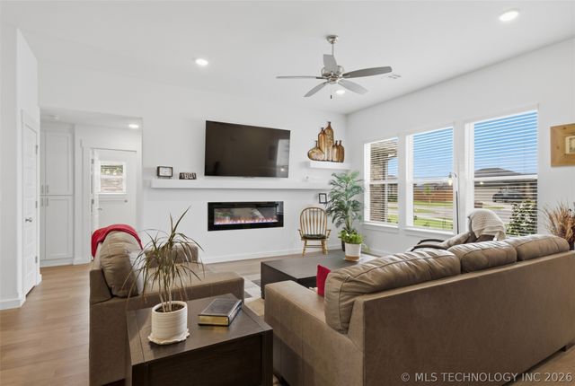 1413 E 150th Street S, Glenpool, OK 74033