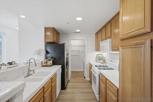 13051 Evening Creek Dr S 49, San Diego, CA 92128