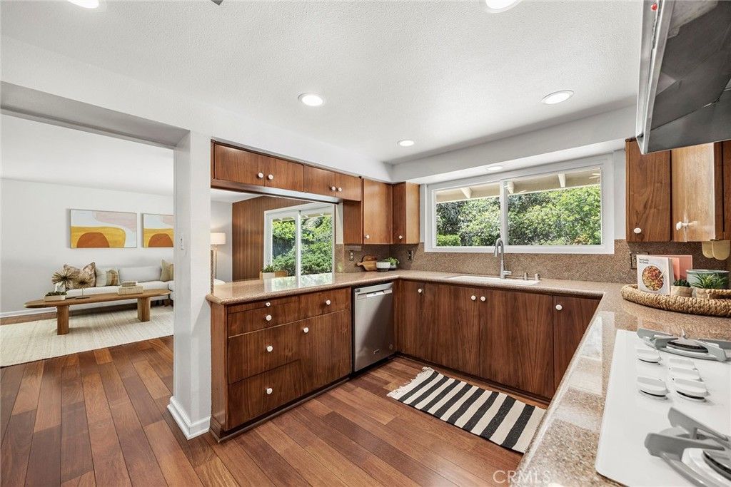 Image 13 of property listing at 10505 Grove Oak, North Tustin, CA 92705