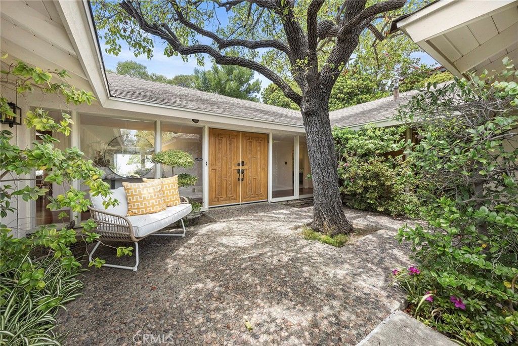 Image 4 of property listing at 10505 Grove Oak, North Tustin, CA 92705