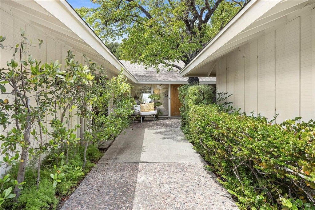 Image 6 of property listing at 10505 Grove Oak, North Tustin, CA 92705